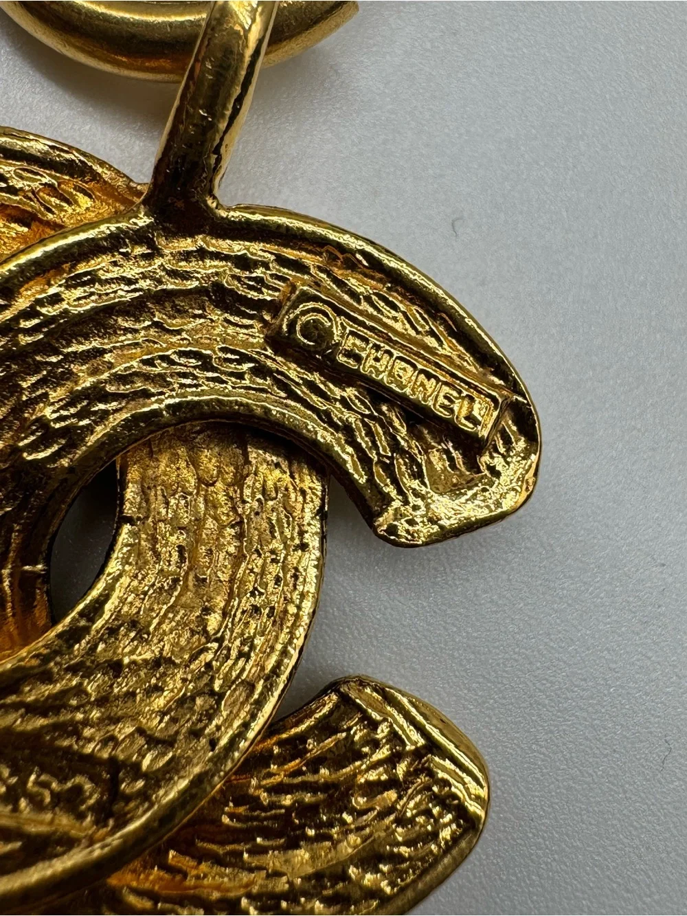 CHANEL Gold-Tone Interlocking Metalasse CC Pendant Necklace